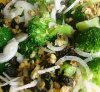 Как приготовить салат из брокколи с добавлением лука?