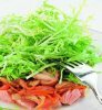 Как приготовить теплый салат с лососем и белыми грибами?