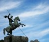 Что означает присутствие фигуры коня в памятнике? 