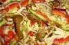 Как приготовить салат из свежих овощей с солеными грибами?