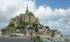 Где находится аббатство Мон Сен Мишель и чем оно знаменито?