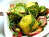 Как готовится тёплый салат с картофелем, редисом и огурцами? 