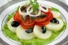 Как приготовить быстрый салат с шпротами? 