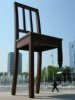 Что представляет собой скульптура «Сломанный стул»?