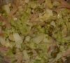 Как сделать салат из пекинской капусты с добавлением ветчины и горошка?