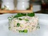 Как приготовить салат с консервированной рыбой и огурцом