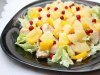 Как готовится салат с курицей, ананасами и брусникой?